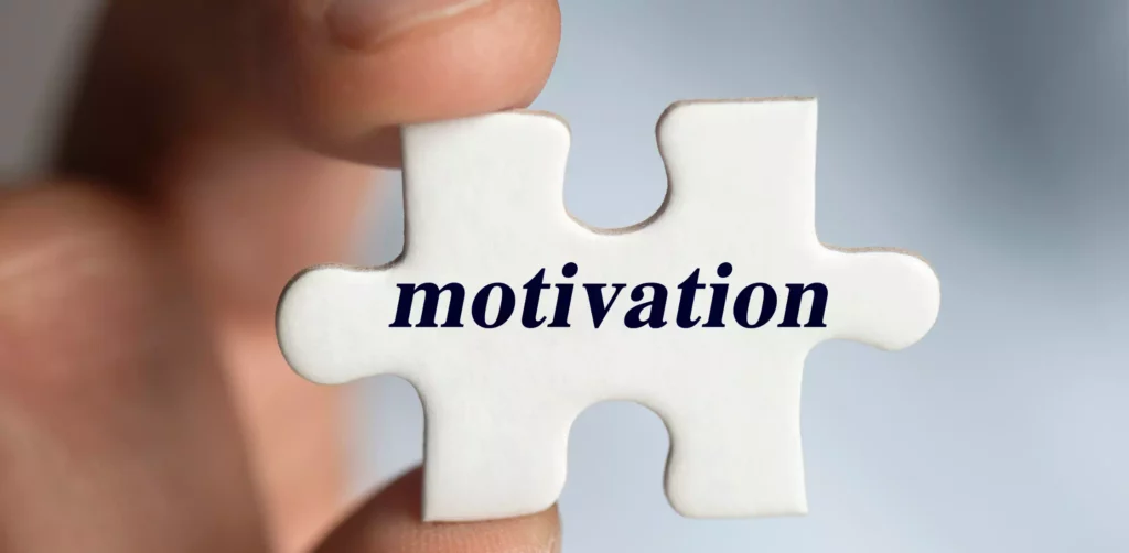 une piece de puzzle avec ecrit motivation pour symboliser l'auto-motivation