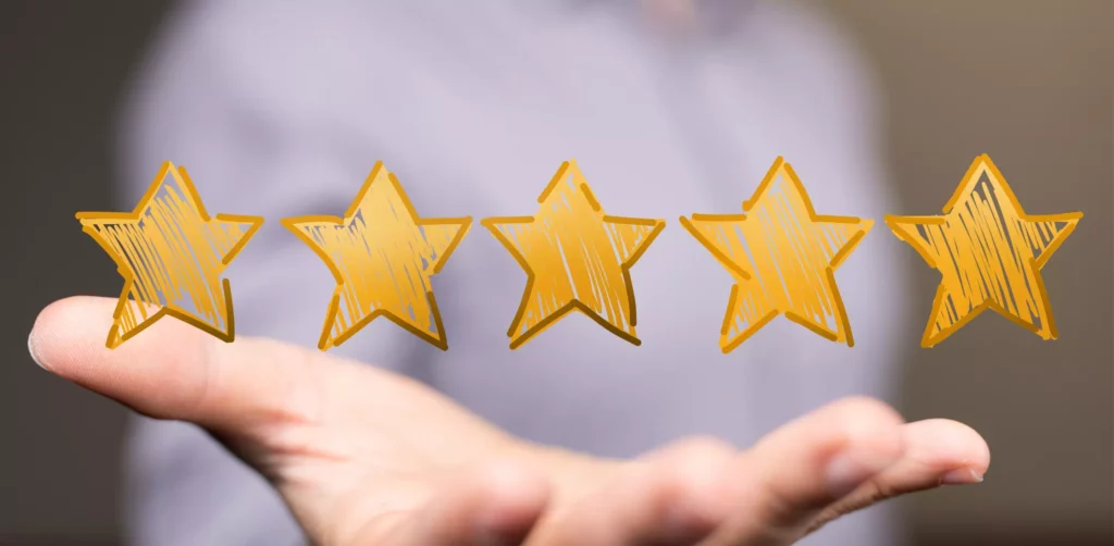 Une personne présente les 5 étoiles qui représentent le bien-être des salariés
